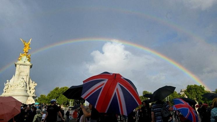 un arc en ciel après l'annonce du décès de la reine