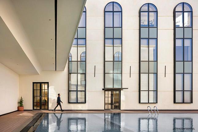 Bâtiment avec de grandes fenêtres et une piscine