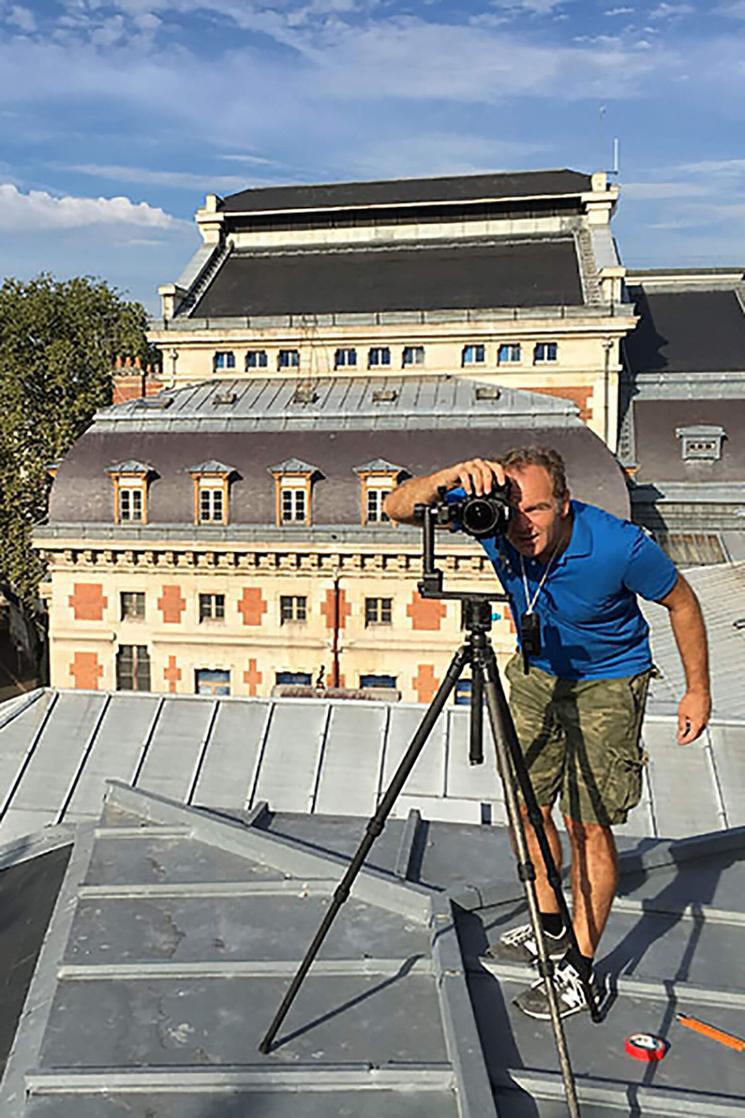 Photo de Bernard Tartinville prenant une photo sur un toit