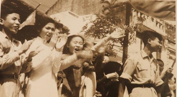 Armée de libération acclamée par la foule