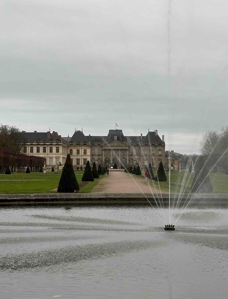 Château de Lunéville depuis l'une des fontaines des Bosquets ©Ethan Sebban