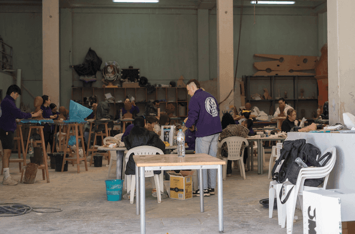des artistes artisans falleros dans leur atelier en train de travailler