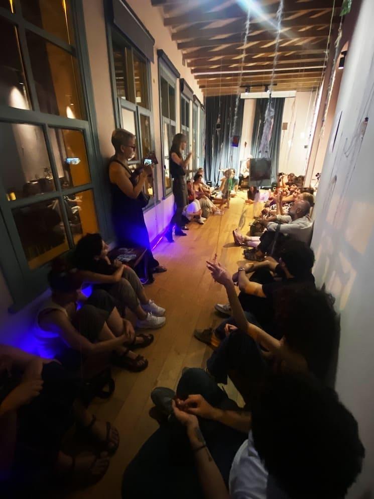 Artist talk et performance lors de l’exposition « Spells » de Céline Manz à Saye İstanbul, août 2025