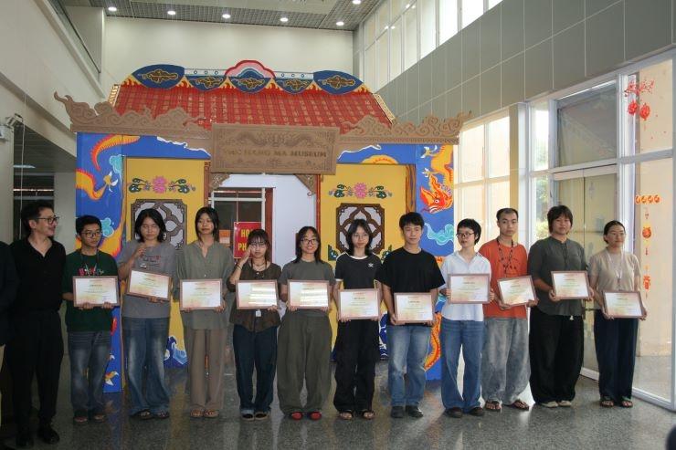 L’artiste Bao Vuong et les étudiants de l’Université des Beaux Arts d’Ho Chi Minh Ville ayant participé à l’exposition