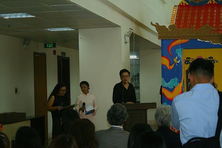L’artiste Bao Vuong présentant son projet