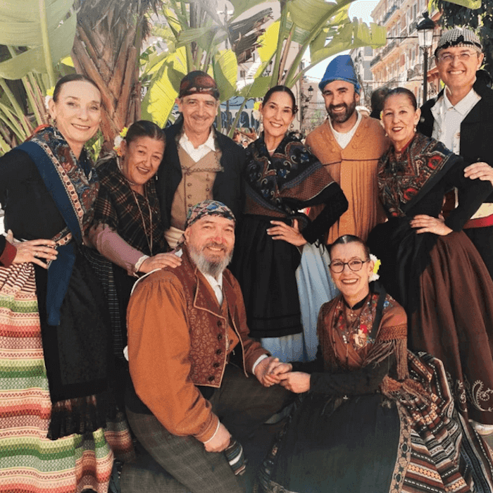 Dansà Solidaria organisée par la Falla Borrull-Turia au profit de l'association "Il faut prendre la vie avec une tumeur", dédiée à la recherche sur la guérison des tumeurs cérébrales.