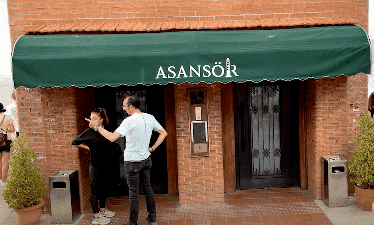 Entrée de l’ascenseur historique Asansör à Izmir, un monument emblématique offrant une vue panoramique sur la ville.