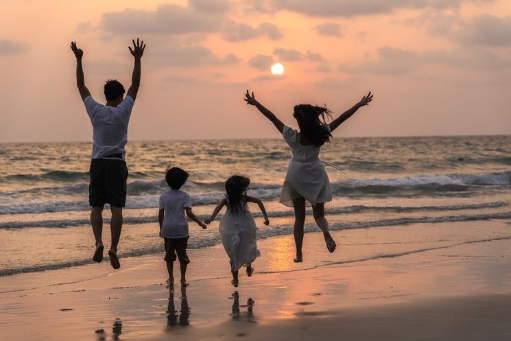 famille sur la plage de dos