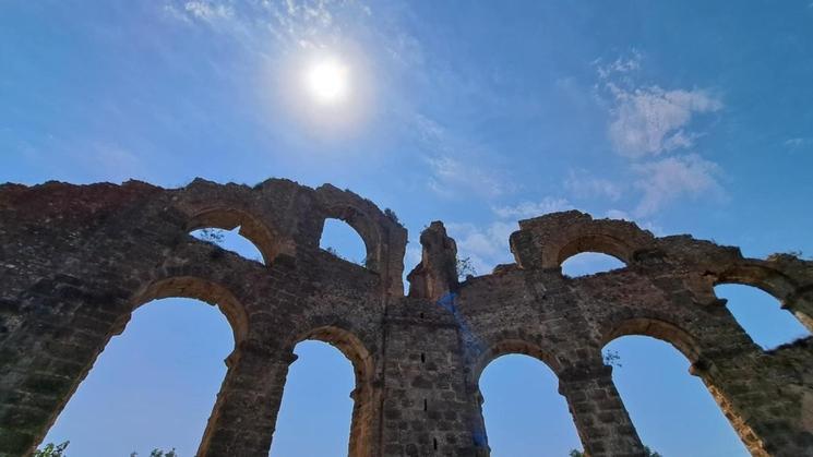 Ruines de l’aqueduc romain d’Aspendos en Turquie