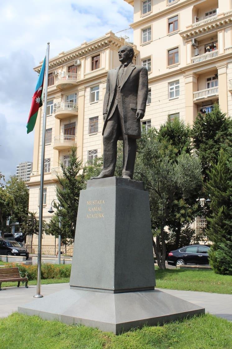 Statue de Mustafa Kemal Atatürk dans le parc Atatürk, district de Narimanov, Bakou.