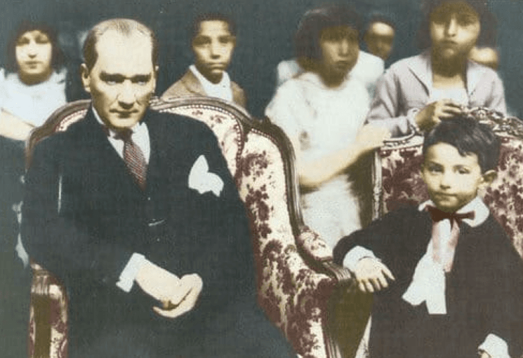 Mustafa Kemal Atatürk entouré d’enfants, image emblématique du 23 avril en Turquie