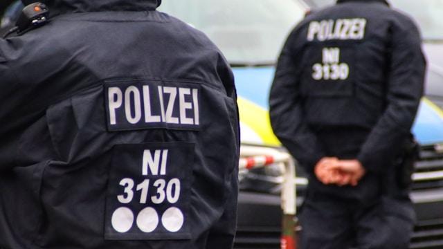 deux policiers allemands de dos