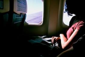 une personne voyage en avion et est anxieuse