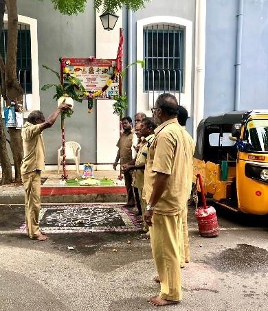 Un chauffeur de tuk tuk bénissant son véhicule à Pondichéry