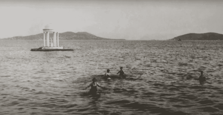 Femmes se baignant à Maltepe autour du Bakireler Anıtı dans les années 1950.