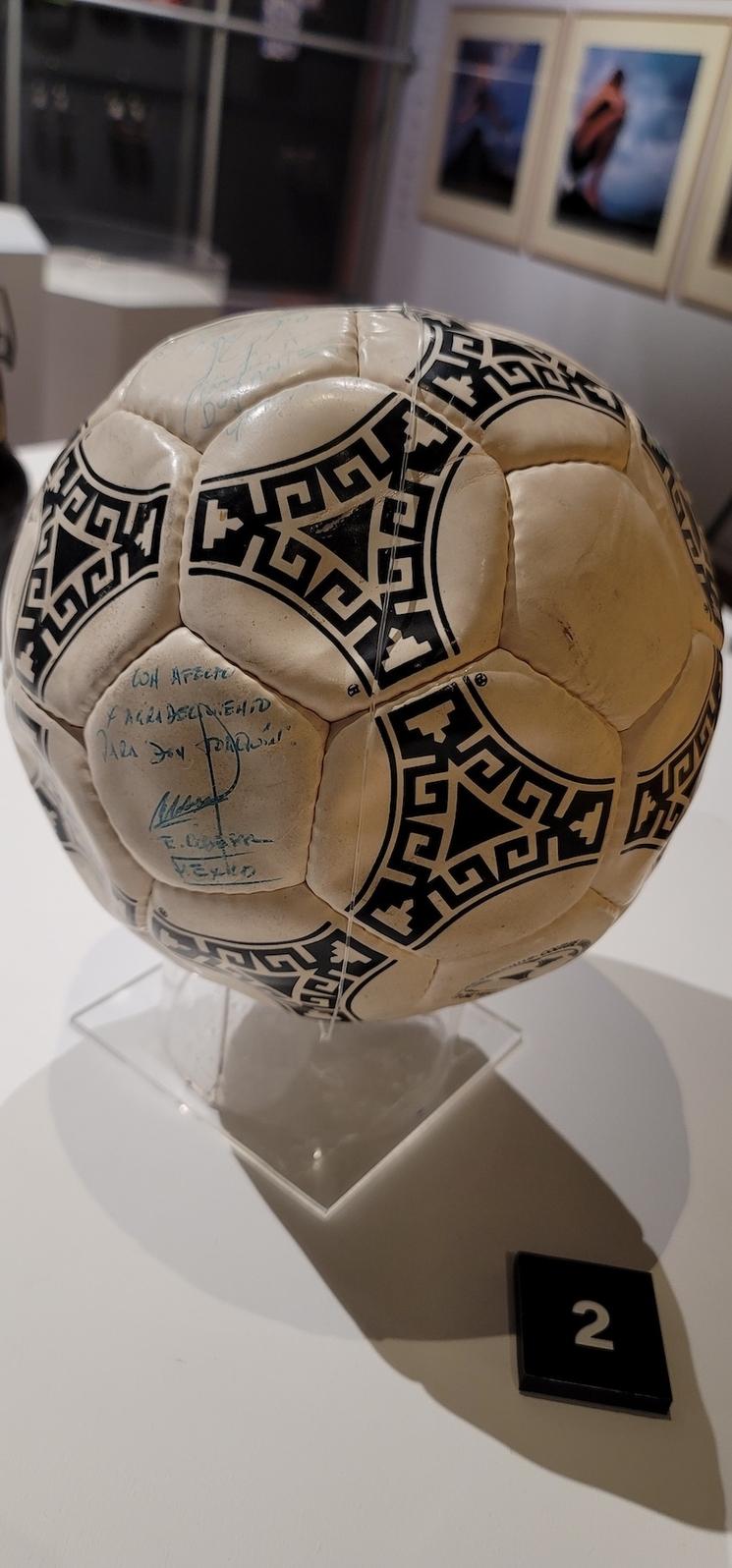 Ballon aztèque Adidas pour la Coupe du monde de 1986 au Mexique