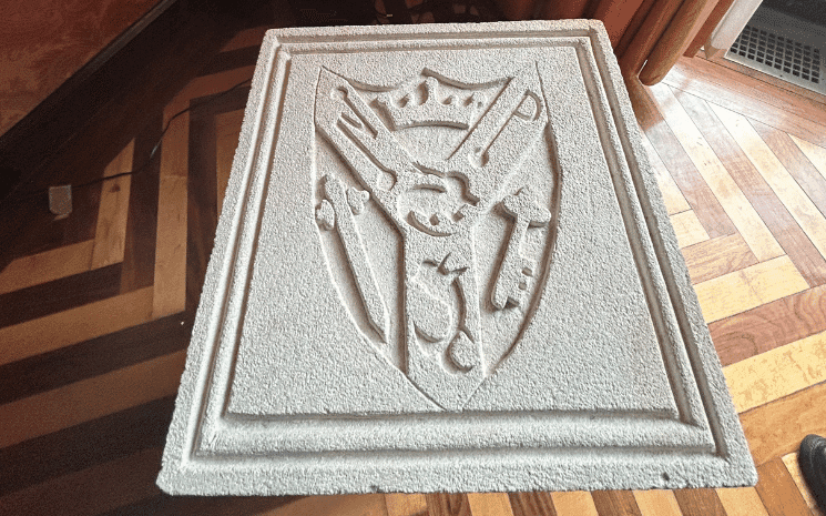 une pierre de la reconstruction de la basilique de Saint Denis