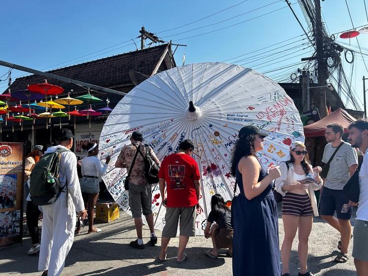 Ombrelle géante peinte par les visiteurs Bo Sang