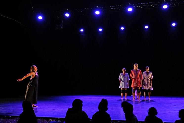 Olivia Manissa Panatte sur scène pour le spectacle ELLES de Richard Dugoue