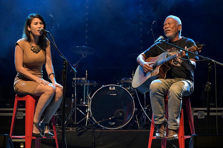 Johanna Oedin aka Yona et son père Jimmy Oedin chantent en duo en nouvelle-calédonie