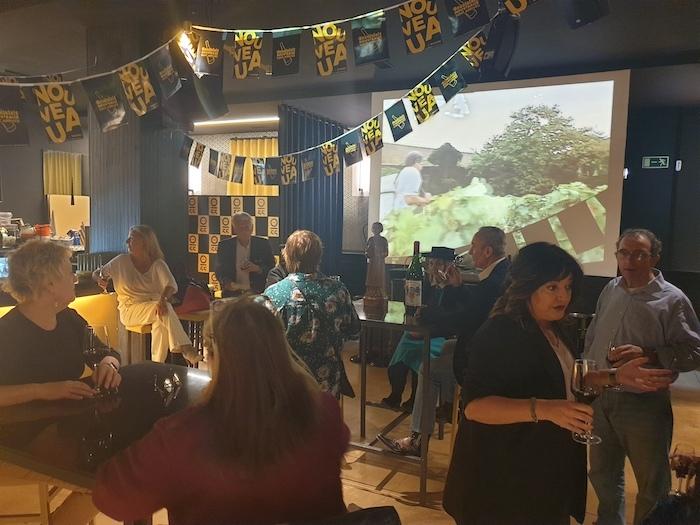 une fête avec des personnes en train de boire du beaujolais nouveau à Valencia