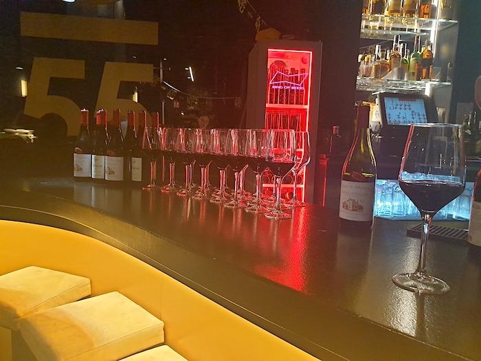 des bouteilles de beaujolais nouveau avec des verres