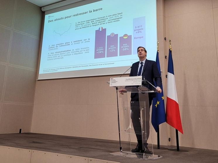 Olivier Becht présentant les chiffres du commerce extérieur en France en 2022