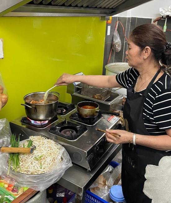 La belle-mère de Timothée Rousselin en cuisine