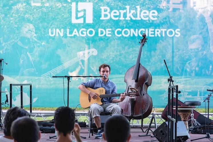 un guitariste en train de jouer et chanter lors d'un concert de berklee à la Cité des Arts et des sciences