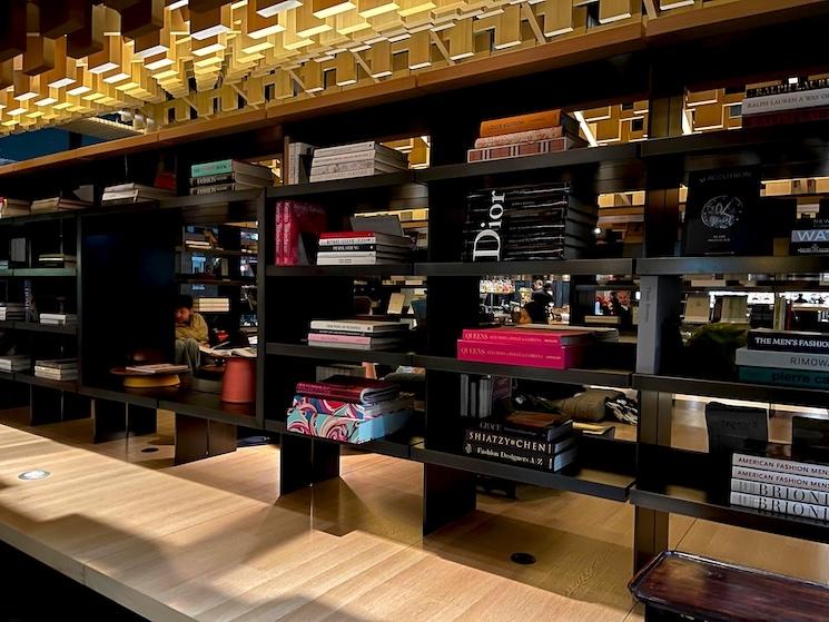 une bibliothèque à Genesis house