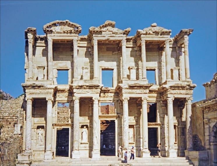 Façade monumentale de la bibliothèque de Celsus à Éphèse, site antique près d’Izmir, à visiter en avril 2025.