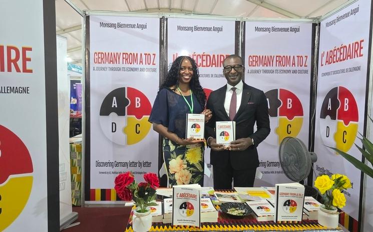 Photo de Bienvenue Argui présentant son livre abécédaire