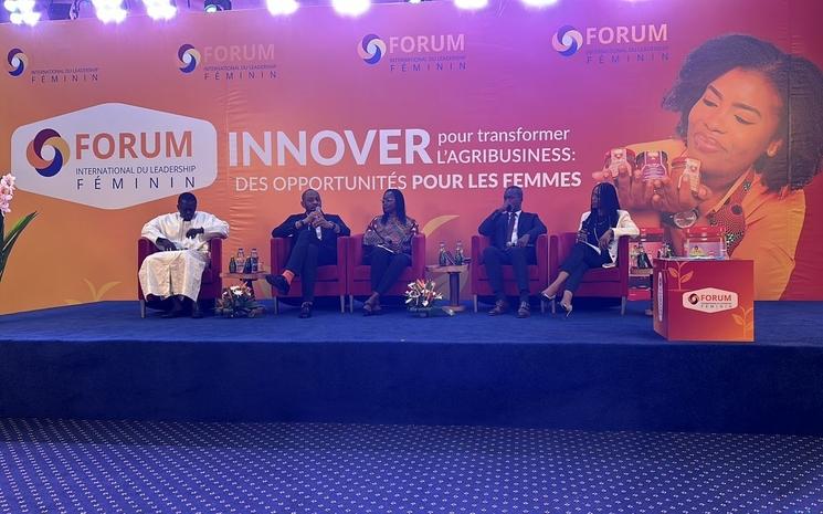 Photo d'une conférence au forum international du leadership féminin