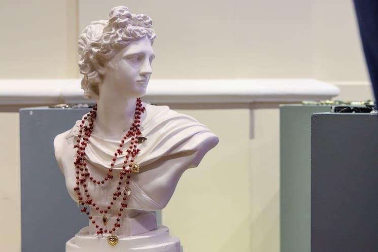 Création présentée lors de l’exposition La Trace 2 au Lycée Saint-Michel d’Istanbul avec bijoux exposés sur un buste sculpté