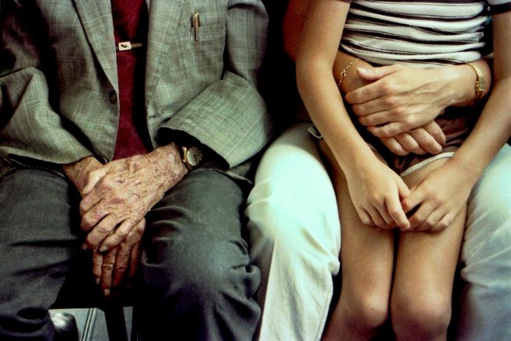 grand père a cote de sa petite fille genou