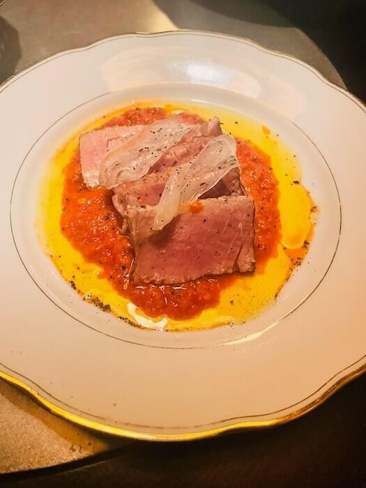 thon rouge supra fondant avec de très fines tranches de lard de Colonnata.