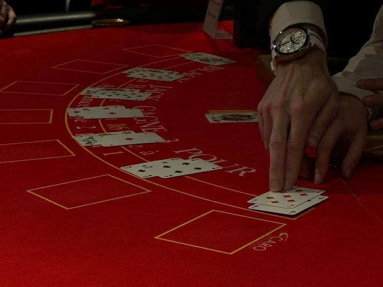 Cyril Leroy, directeur du club, explique les règles du blackjack aux élèves de l’ISG. Crédit : Sherilyn Soekatma