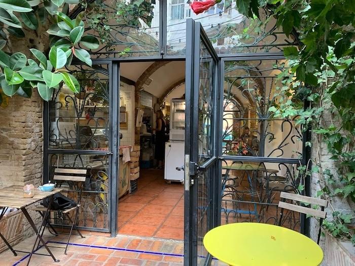 terrasse verte du Bluebelle coffee roasters à Ruzafa