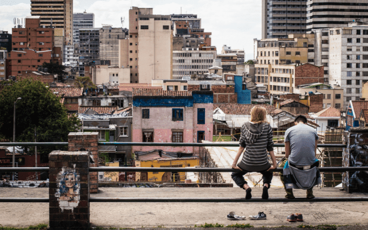 personnes sur une barrière à bogota