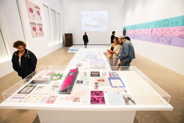 des visiteurs en train de regarder une exposition a bombas gens a valencia