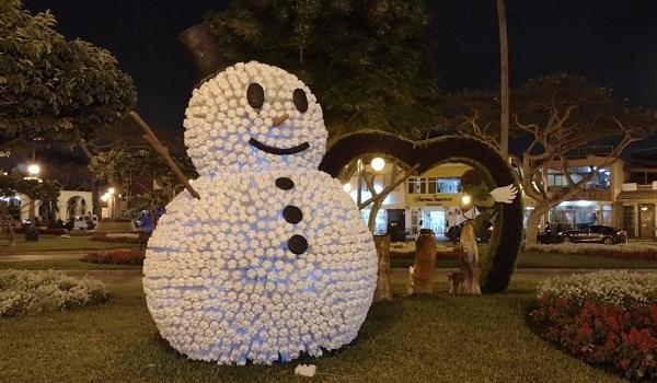 À Surco, des décorations de Noël réalisées avec des milliers de bouteilles recyclées