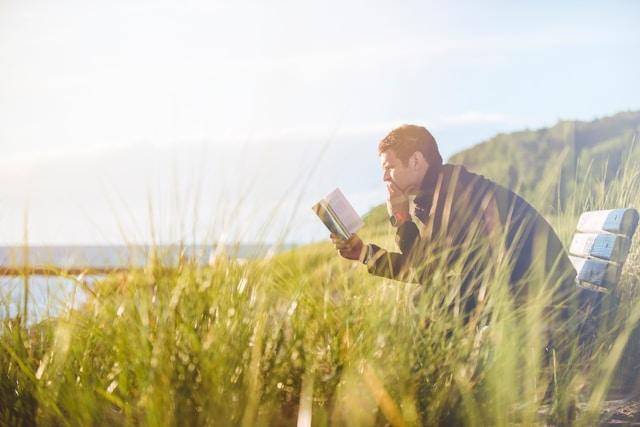un homme lit un livre en bord de mer au Danemark