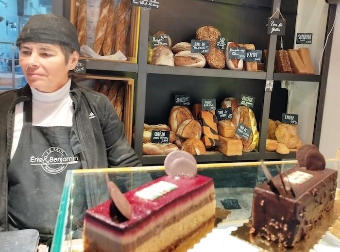la boulangerie avec ses pains et ses buches