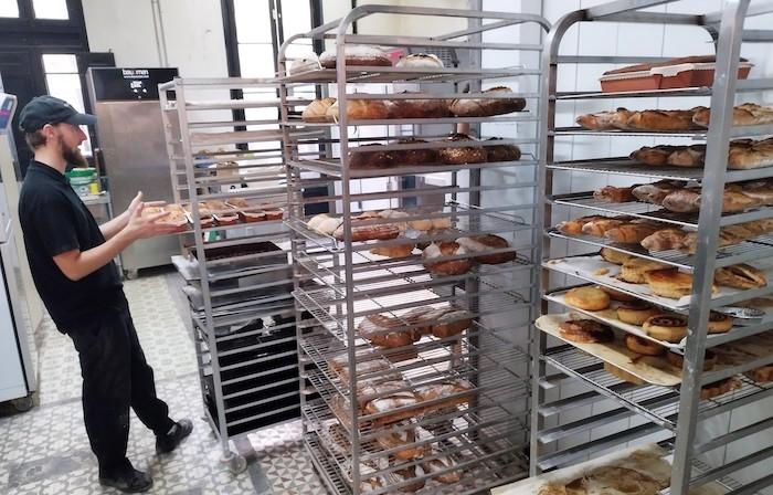 un autre angle de la boulangerie avec ses clients