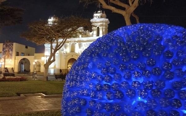 À Surco, des décorations de Noël réalisées avec des milliers de bouteilles recyclées