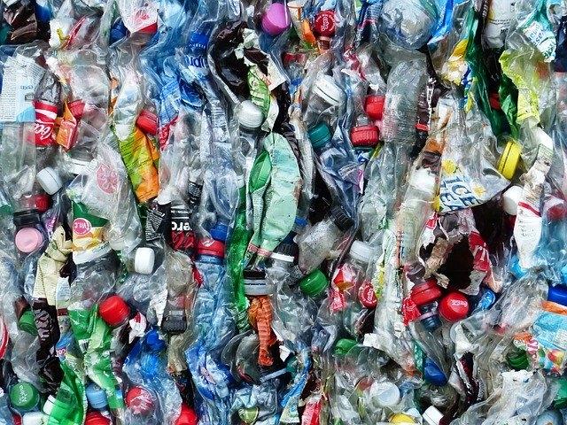 Un amas de bouteilles d'eau en plastique