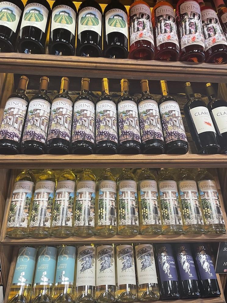 Bouteilles de vin fruité en vente dans une échoppe de Şirince, près d’Izmir