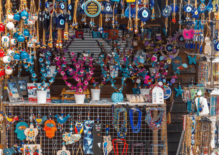 Boutique artisanale à Nazarköy, près d’Izmir, proposant des créations en verre et des nazars traditionnels.