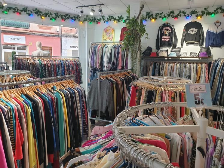 un magasin de vêtements vintage avec des cintres