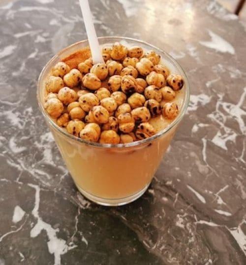 Boza servie avec pois chiches grillés et cannelle, spécialité hivernale en Turquie